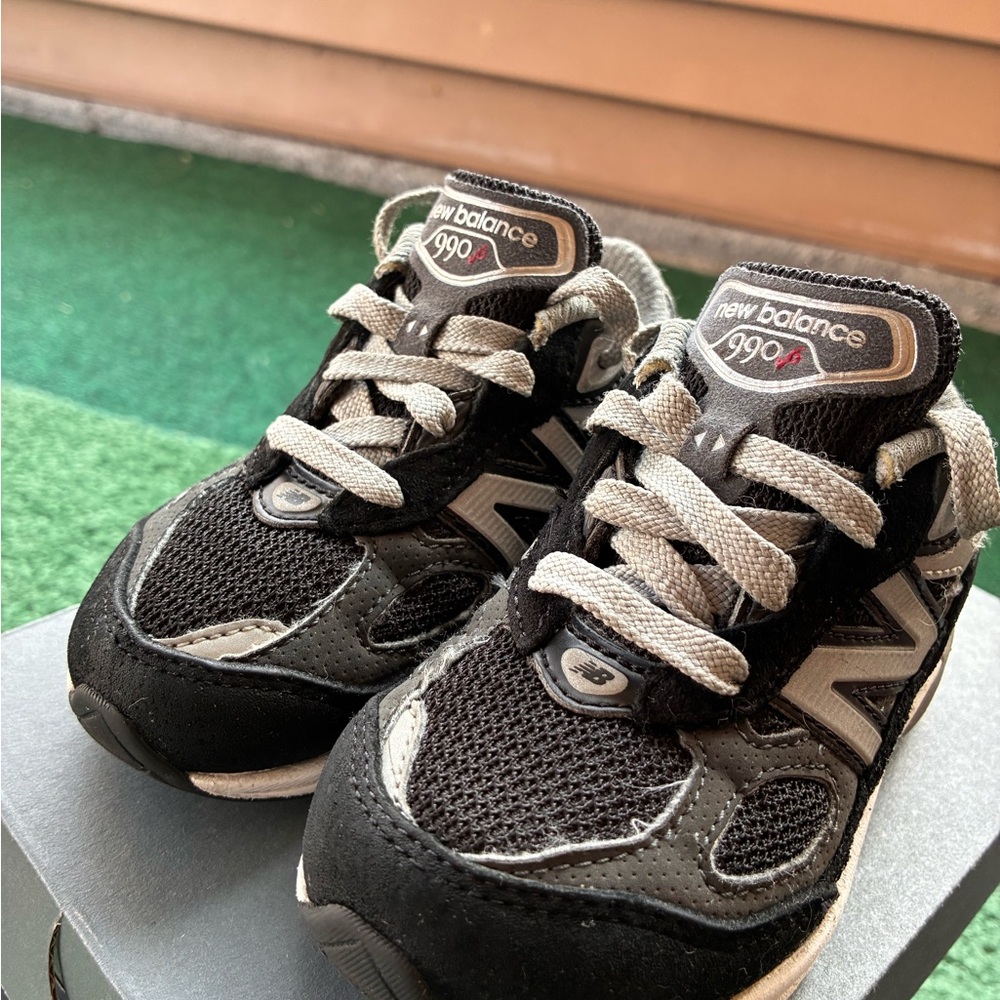 New Balance 990v6 Kids Black and Gray Sneakers